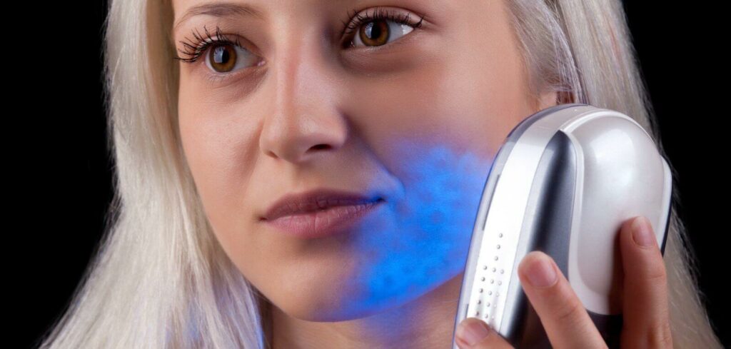 Lässt sich Akne mit Lichttherapie bekämpfen?